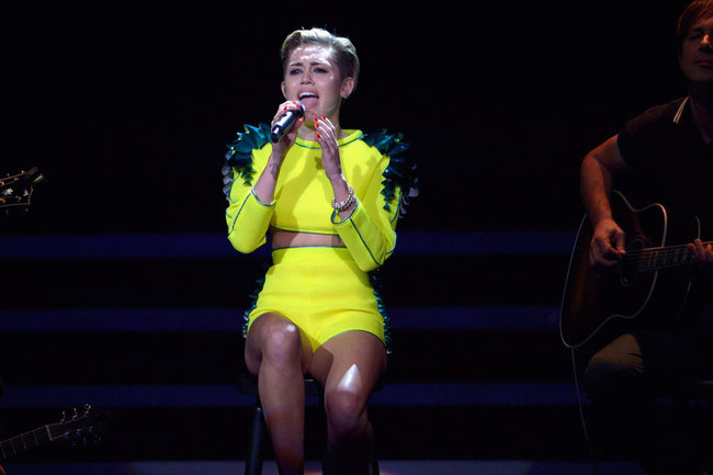 Выступление Майли Сайрус на премии «Bambi Awards» в Германии: miley-cyrus-2013-bambi-awards--15_Starbeat.ru