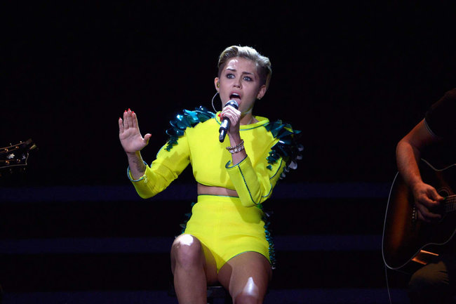 Выступление Майли Сайрус на премии «Bambi Awards» в Германии: miley-cyrus-2013-bambi-awards--16_Starbeat.ru