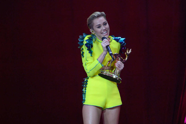 Выступление Майли Сайрус на премии «Bambi Awards» в Германии: miley-cyrus-2013-bambi-awards--17_Starbeat.ru