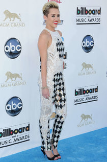 Увеличить фото miley-cyrus---2013-billboard-music-awards-in-las-vegas--01_Starbeat.ru Майли Сайрус на красной дорожке «Billboard Music Awards 2013»: miley-cyrus---2013-billboard-music-awards-in-las-vegas--01_Starbeat.ru