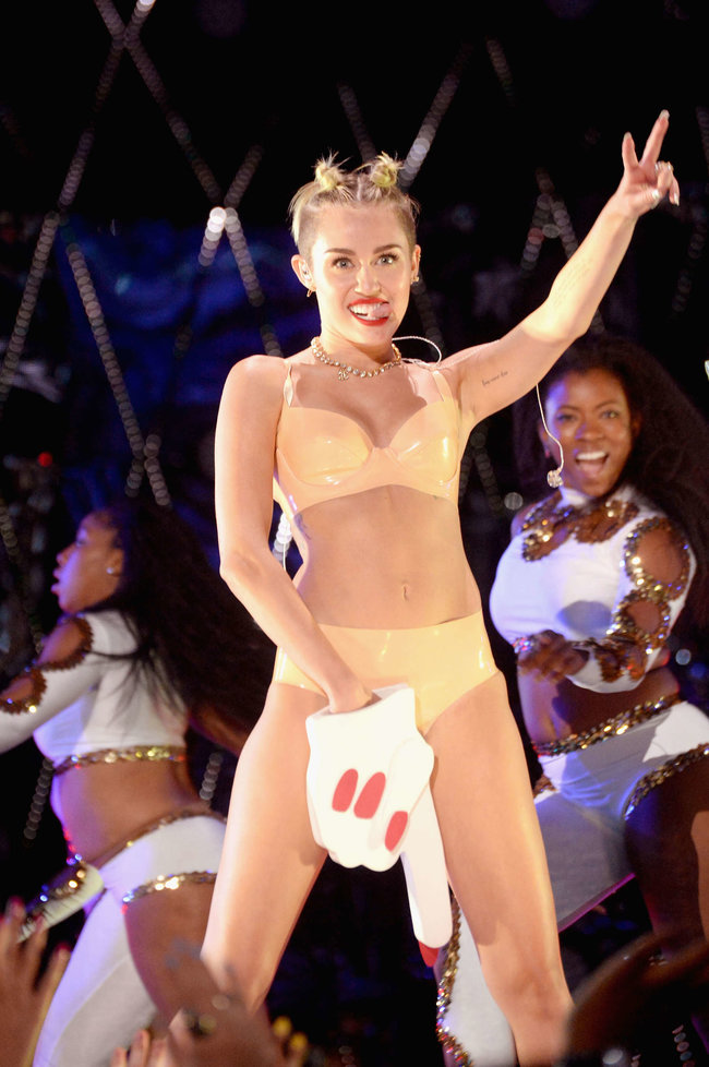«MTV Video Music Awards 2013» в Бруклине: скандальное выступление Майли Сайрус: miley-cyrus-pictures-hot-vma-2013-mtv-performance--09_Starbeat.ru