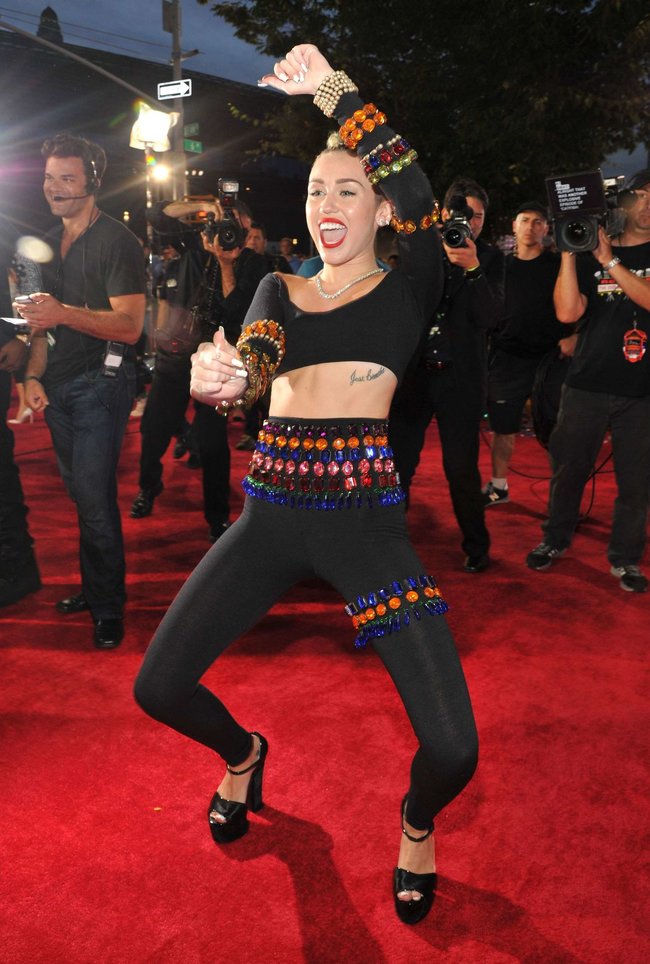 «MTV Video Music Awards 2013» в Бруклине: скандальное выступление Майли Сайрус: miley-cyrus-pictures-hot-vma-2013-mtv-performance--13_Starbeat.ru