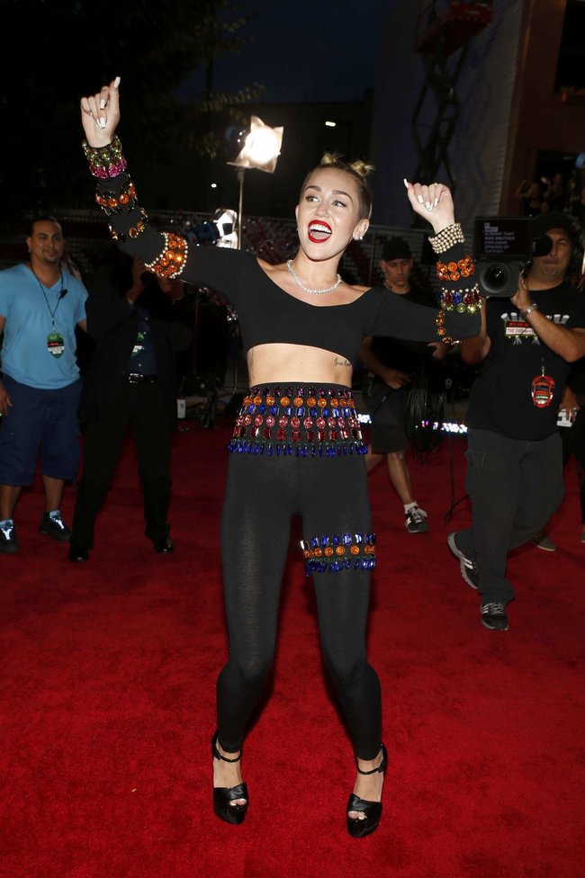 «MTV Video Music Awards 2013» в Бруклине: скандальное выступление Майли Сайрус: miley-cyrus-pictures-hot-vma-2013-mtv-performance--19_Starbeat.ru