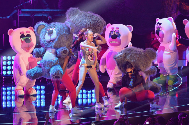 «MTV Video Music Awards 2013» в Бруклине: скандальное выступление Майли Сайрус: miley-cyrus-pictures-hot-vma-2013-mtv-performance--29_Starbeat.ru
