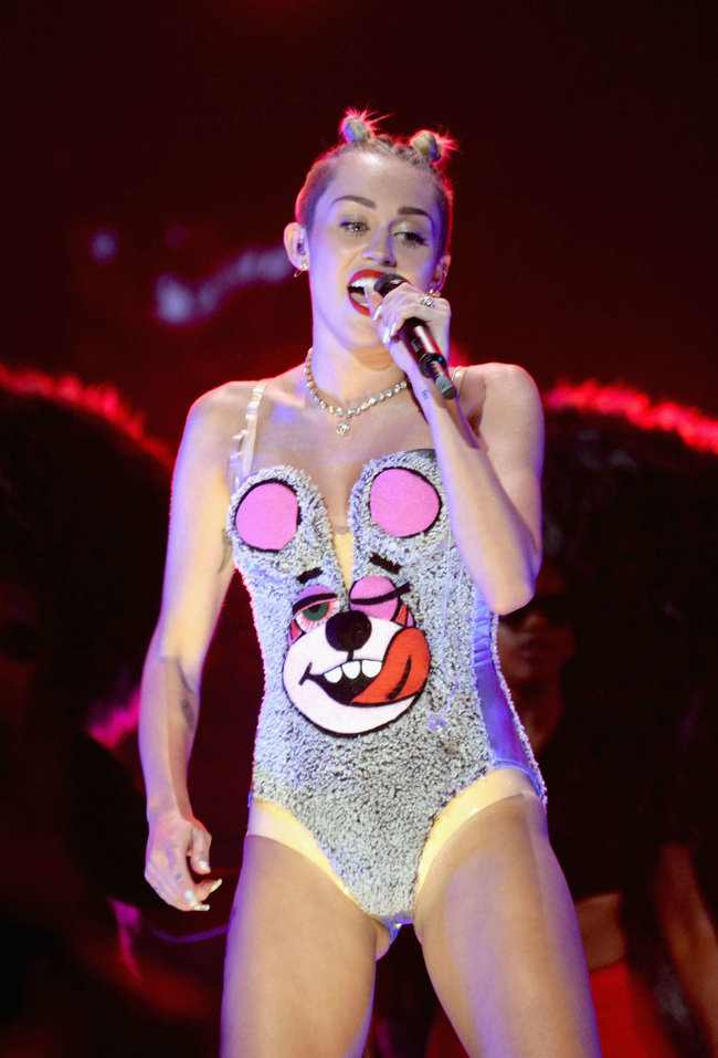 «MTV Video Music Awards 2013» в Бруклине: скандальное выступление Майли Сайрус: miley-cyrus-pictures-hot-vma-2013-mtv-performance--43_Starbeat.ru