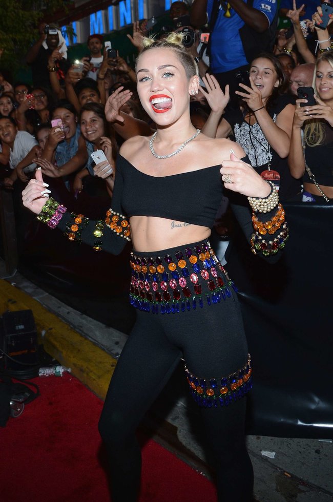«MTV Video Music Awards 2013» в Бруклине: скандальное выступление Майли Сайрус: miley-cyrus-pictures-hot-vma-2013-mtv-performance--47_Starbeat.ru