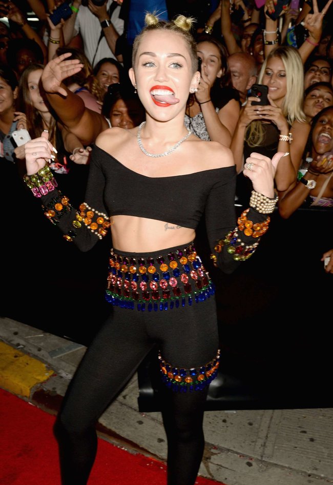 «MTV Video Music Awards 2013» в Бруклине: скандальное выступление Майли Сайрус: miley-cyrus-pictures-hot-vma-2013-mtv-performance--49_Starbeat.ru