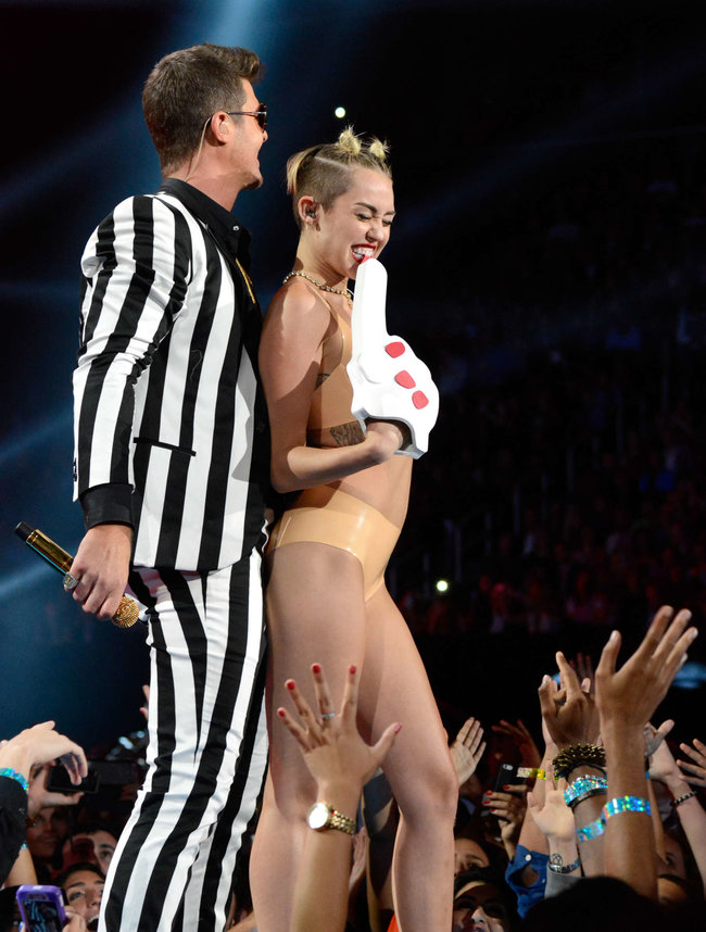 «MTV Video Music Awards 2013» в Бруклине: скандальное выступление Майли Сайрус: miley-cyrus-pictures-hot-vma-2013-mtv-performance--51_Starbeat.ru