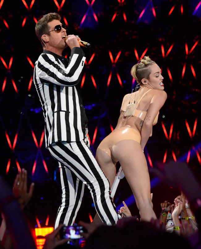 «MTV Video Music Awards 2013» в Бруклине: скандальное выступление Майли Сайрус: miley_cyrus_vma_2013_hot-mtv_performance_Starbeat.ru
