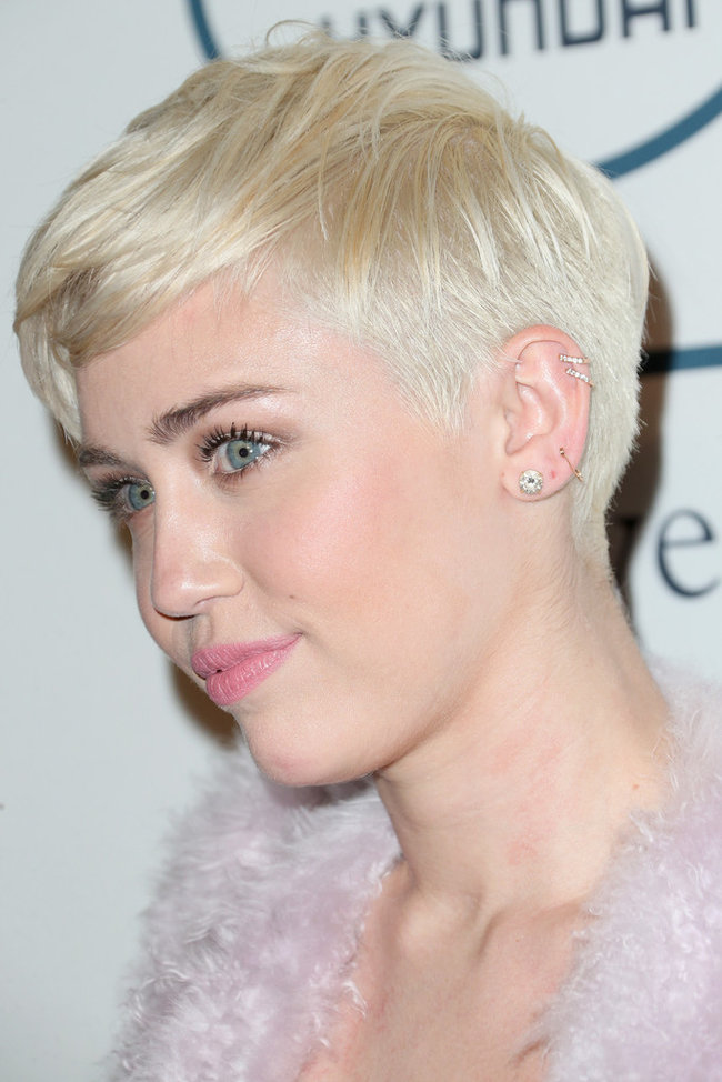Гала-вечер посвященный премии «Грэмми 2014»: Майли Сайрус: miley-cyrus-grammy-2014-pre-grammy-gala--06_Starbeat.ru