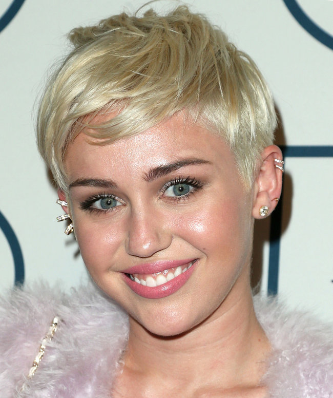 Гала-вечер посвященный премии «Грэмми 2014»: Майли Сайрус: miley-cyrus-grammy-2014-pre-grammy-gala--07_Starbeat.ru