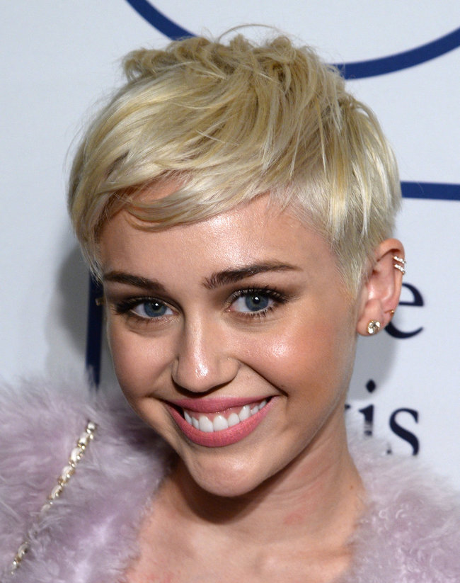 Гала-вечер посвященный премии «Грэмми 2014»: Майли Сайрус: miley-cyrus-grammy-2014-pre-grammy-gala--14_Starbeat.ru