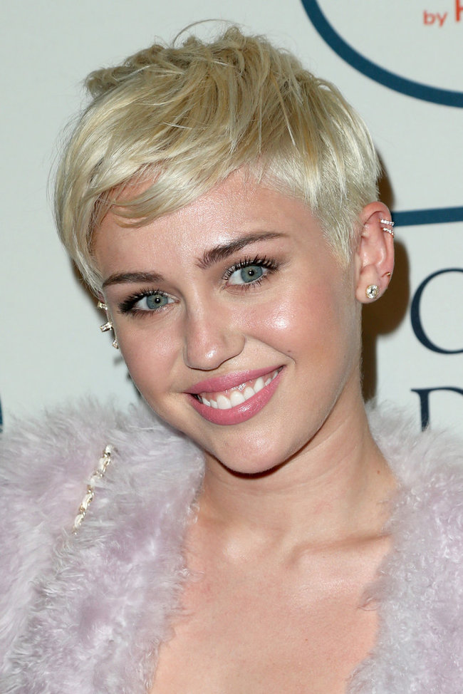 Гала-вечер посвященный премии «Грэмми 2014»: Майли Сайрус: miley-cyrus-grammy-2014-pre-grammy-gala--16_Starbeat.ru