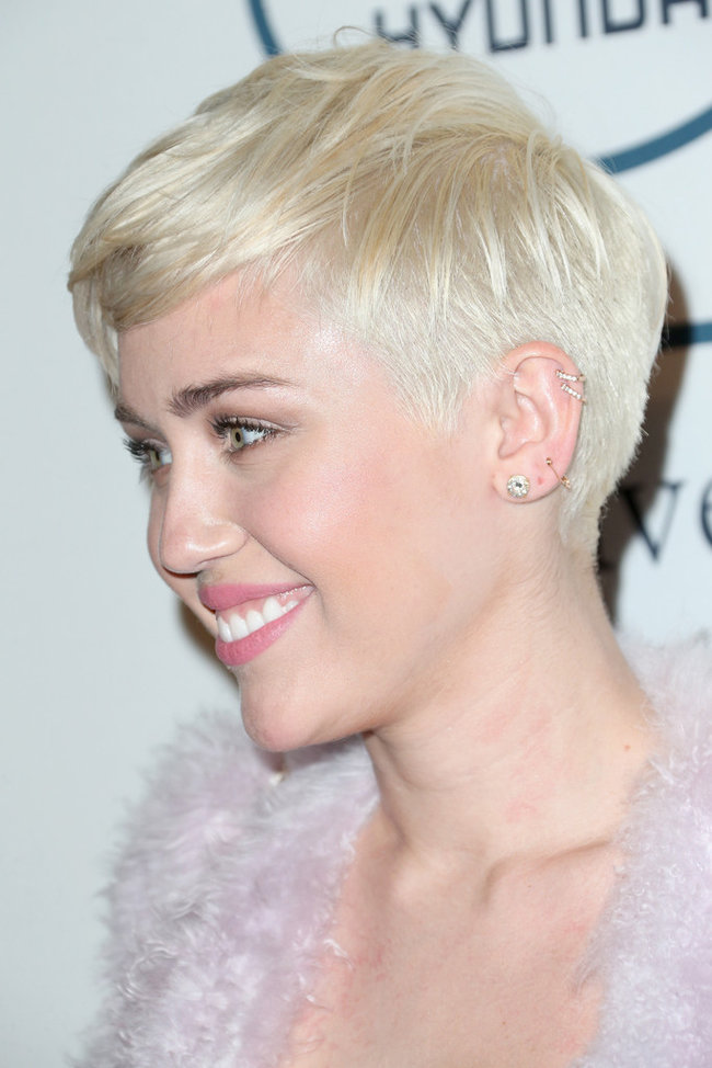 Гала-вечер посвященный премии «Грэмми 2014»: Майли Сайрус: miley-cyrus-grammy-2014-pre-grammy-gala--17_Starbeat.ru