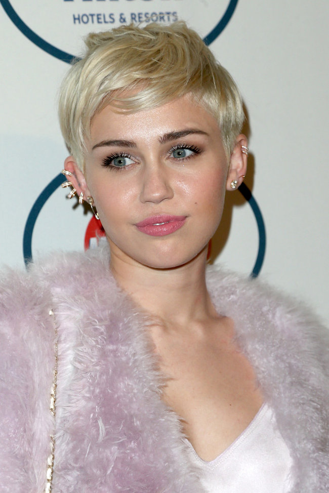 Гала-вечер посвященный премии «Грэмми 2014»: Майли Сайрус: miley-cyrus-grammy-2014-pre-grammy-gala--20_Starbeat.ru