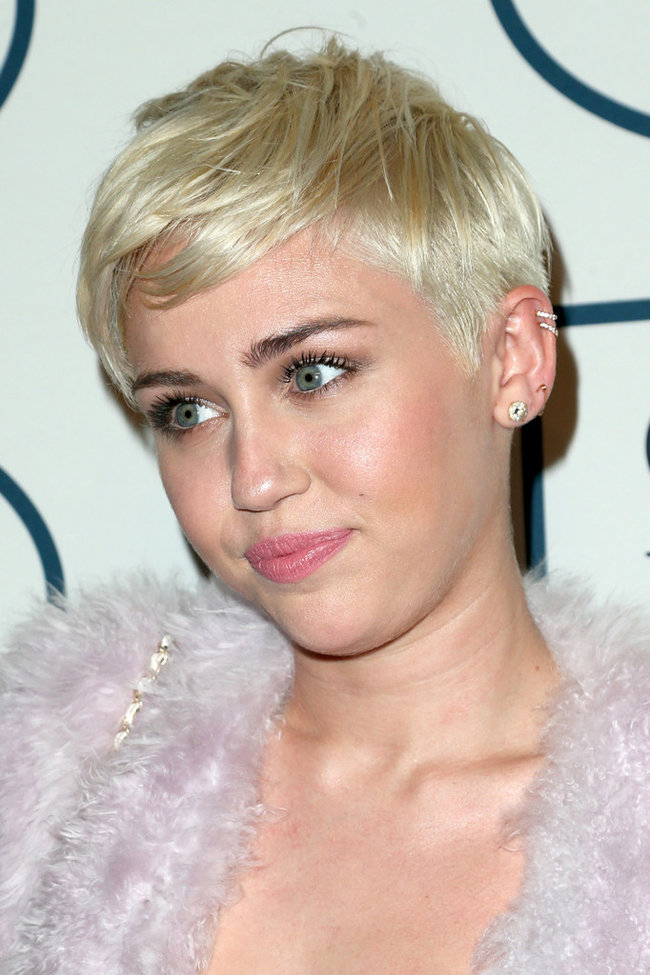 Гала-вечер посвященный премии «Грэмми 2014»: Майли Сайрус: miley-cyrus-grammy-2014-pre-grammy-gala--21_Starbeat.ru