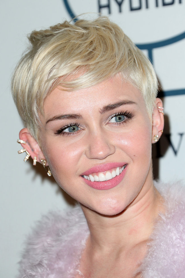 Гала-вечер посвященный премии «Грэмми 2014»: Майли Сайрус: miley-cyrus-grammy-2014-pre-grammy-gala--22_Starbeat.ru