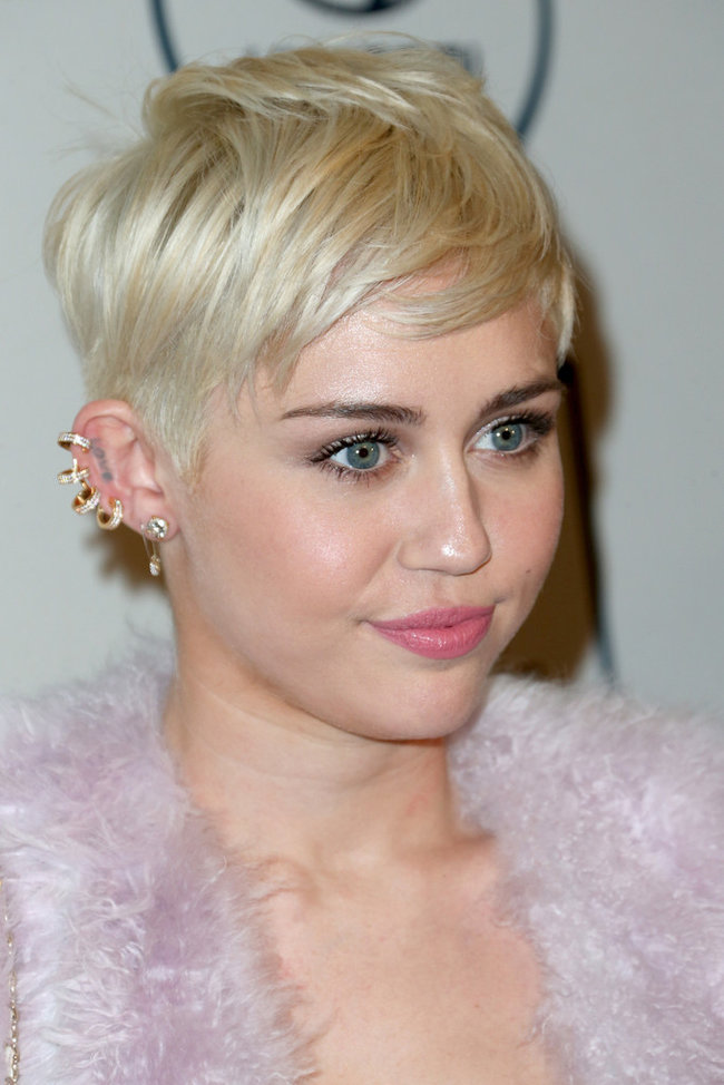 Гала-вечер посвященный премии «Грэмми 2014»: Майли Сайрус: miley-cyrus-grammy-2014-pre-grammy-gala--24_Starbeat.ru