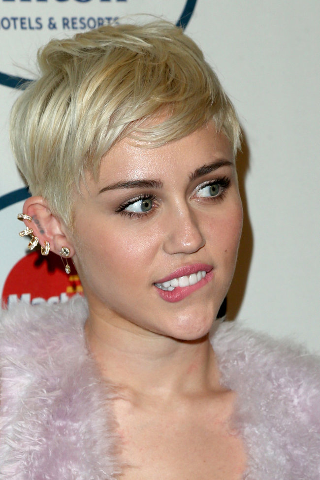 Гала-вечер посвященный премии «Грэмми 2014»: Майли Сайрус: miley-cyrus-grammy-2014-pre-grammy-gala--25_Starbeat.ru