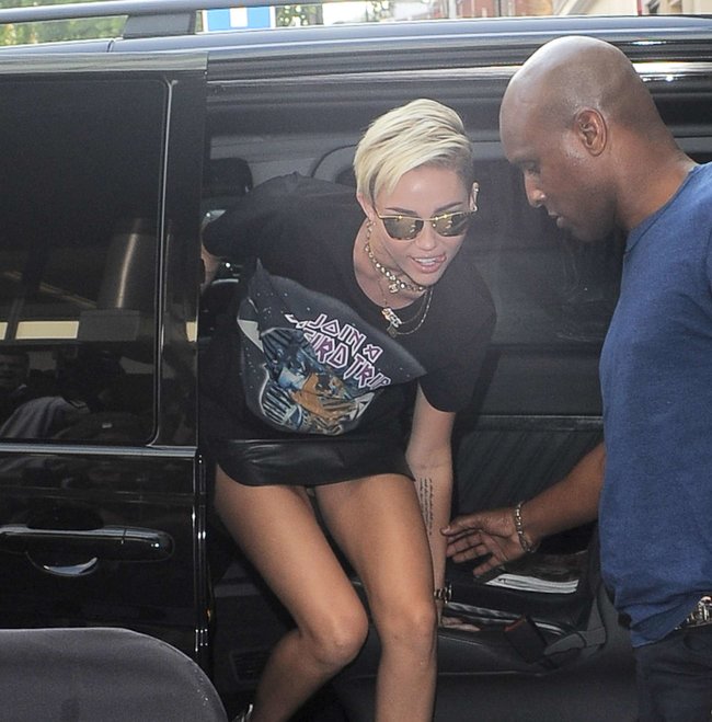 Увеличить фото miley-cyrus-upskirt-photos-london-07_Starbeat.ru Майли Сайрус продемонстрировала нижнее белье, выходя из машины: miley-cyrus-upskirt-photos-london-07_Starbeat.ru