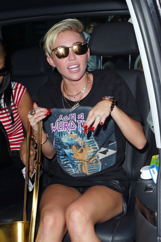 Увеличить фото miley-cyrus-upskirt-photos-london-08_Starbeat.ru Майли Сайрус продемонстрировала нижнее белье, выходя из машины: miley-cyrus-upskirt-photos-london-08_Starbeat.ru