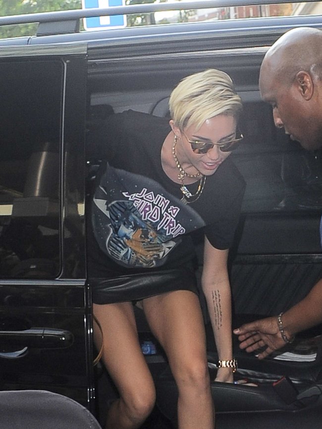Увеличить фото miley-cyrus-upskirt-photos-london-30_Starbeat.ru Майли Сайрус продемонстрировала нижнее белье, выходя из машины: miley-cyrus-upskirt-photos-london-30_Starbeat.ru
