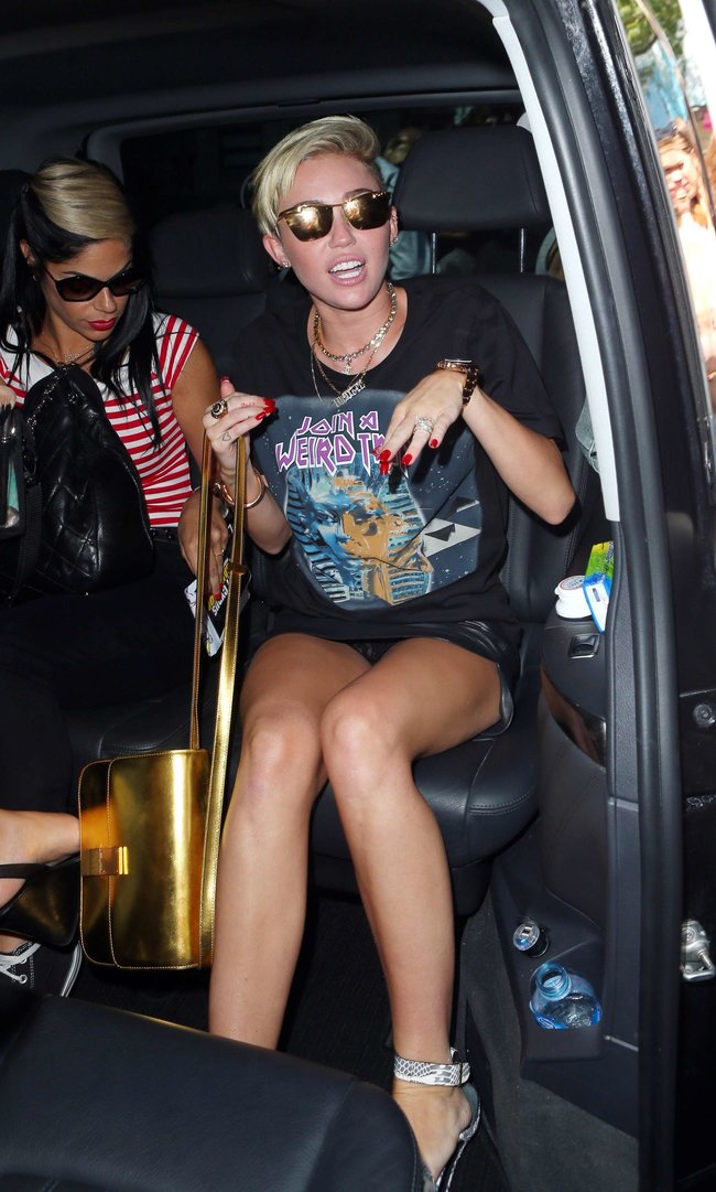 Увеличить фото miley-cyrus-upskirt-photos-london-32_Starbeat.ru Майли Сайрус продемонстрировала нижнее белье, выходя из машины: miley-cyrus-upskirt-photos-london-32_Starbeat.ru