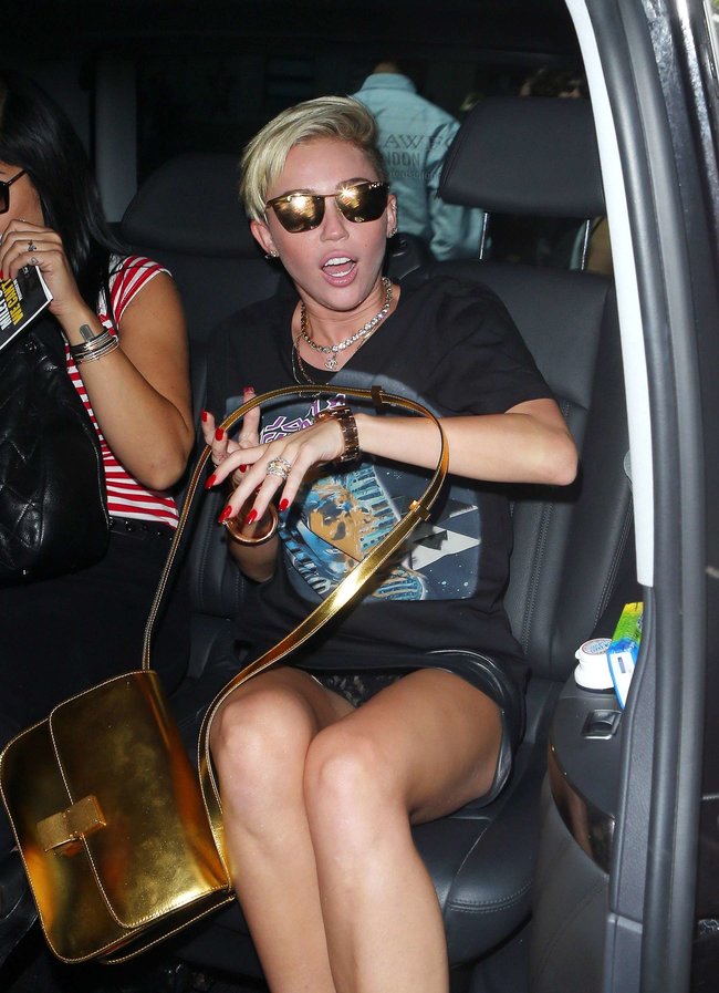 Увеличить фото miley-cyrus-upskirt-photos-london-33_Starbeat.ru Майли Сайрус продемонстрировала нижнее белье, выходя из машины: miley-cyrus-upskirt-photos-london-33_Starbeat.ru
