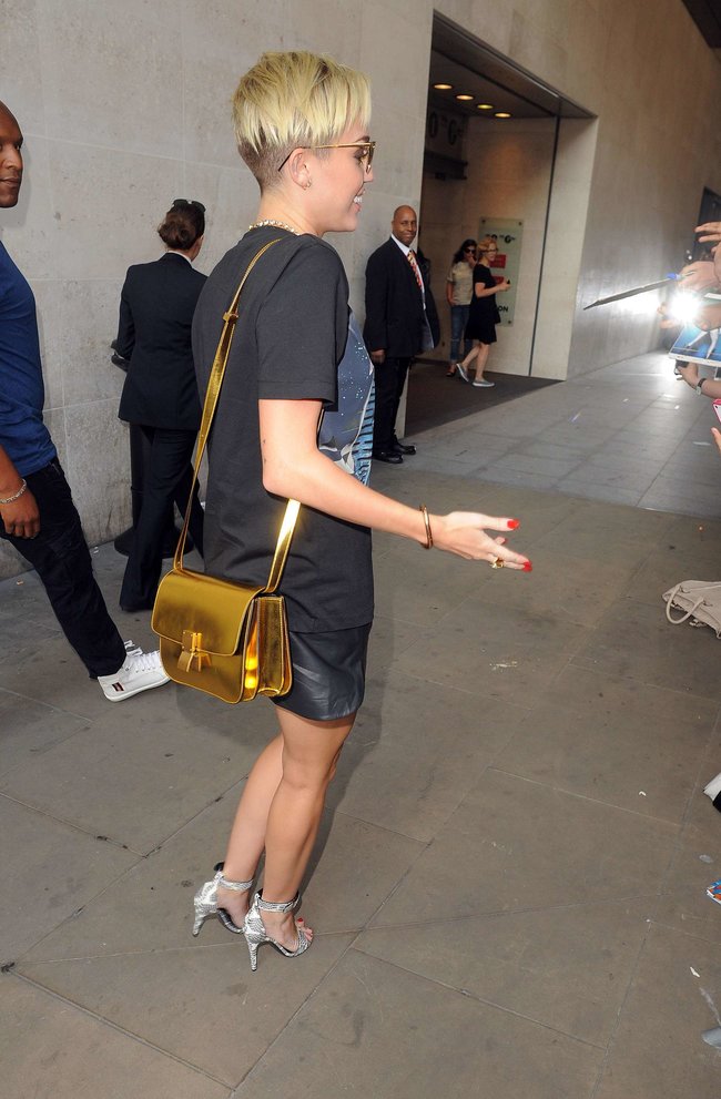 Увеличить фото miley-cyrus-upskirt-photos-london-34_Starbeat.ru Майли Сайрус продемонстрировала нижнее белье, выходя из машины: miley-cyrus-upskirt-photos-london-34_Starbeat.ru
