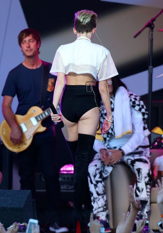 Увеличить фото miley-cyrus-at-jimmy-kimmel-live--09_Starbeat.ru Майли Сайрус: выступление на шоу «Jimmy Kimmel Live»: miley-cyrus-at-jimmy-kimmel-live--09_Starbeat.ru