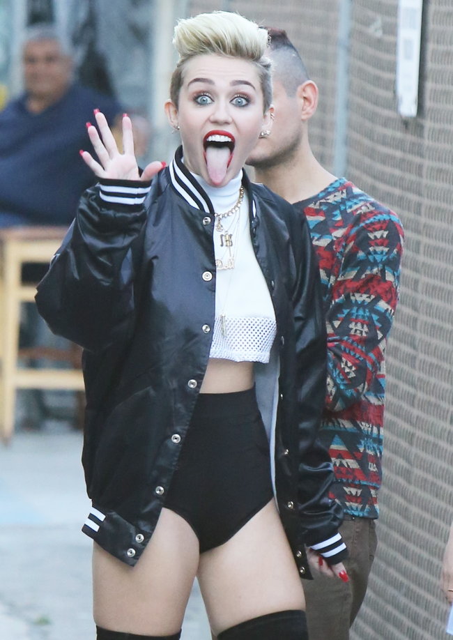 Увеличить фото miley-cyrus-at-jimmy-kimmel-live--11_Starbeat.ru Майли Сайрус: выступление на шоу «Jimmy Kimmel Live»: miley-cyrus-at-jimmy-kimmel-live--11_Starbeat.ru