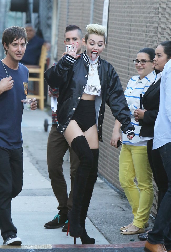 Увеличить фото miley-cyrus-at-jimmy-kimmel-live--16_Starbeat.ru Майли Сайрус: выступление на шоу «Jimmy Kimmel Live»: miley-cyrus-at-jimmy-kimmel-live--16_Starbeat.ru