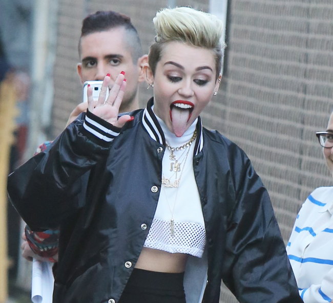 Увеличить фото miley-cyrus-at-jimmy-kimmel-live--17_Starbeat.ru Майли Сайрус: выступление на шоу «Jimmy Kimmel Live»: miley-cyrus-at-jimmy-kimmel-live--17_Starbeat.ru