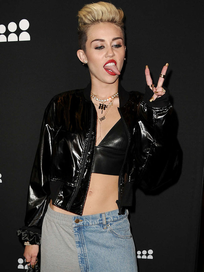 Майли Сайрус на вечеринке «Myspace» в Лос-Анджелесе: miley-cyrus-at-myspace-launch-event-in-la-adds-02_Starbeat.ru