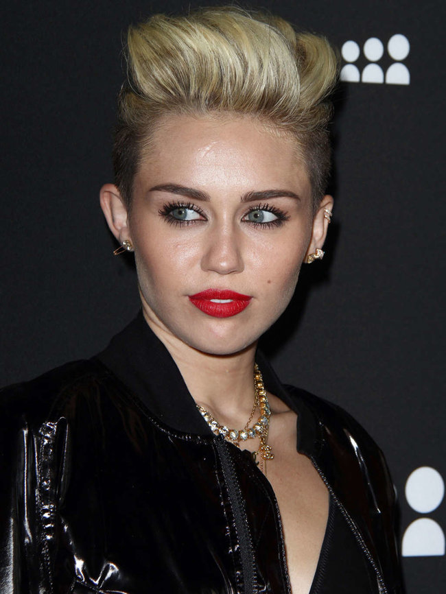 Майли Сайрус на вечеринке «Myspace» в Лос-Анджелесе: miley-cyrus-at-myspace-launch-event-in-la-adds-06_Starbeat.ru