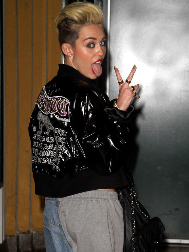 Майли Сайрус на вечеринке «Myspace» в Лос-Анджелесе: miley-cyrus-at-myspace-launch-event-in-la-adds-07_Starbeat.ru