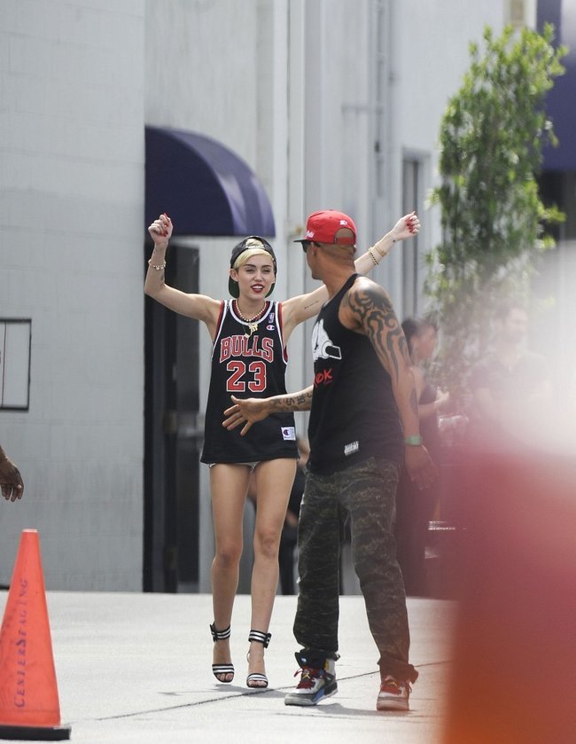 Увеличить фото miley-cyrus-at-the-centerstaging-studios-in-la--01_Starbeat.ru В форме и в настроении: Майли Сайрус с друзьями около «CenterStaging Studios»: miley-cyrus-at-the-centerstaging-studios-in-la--01_Starbeat.ru
