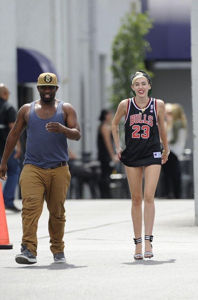 Увеличить фото miley-cyrus-at-the-centerstaging-studios-in-la--02_Starbeat.ru В форме и в настроении: Майли Сайрус с друзьями около «CenterStaging Studios»: miley-cyrus-at-the-centerstaging-studios-in-la--02_Starbeat.ru