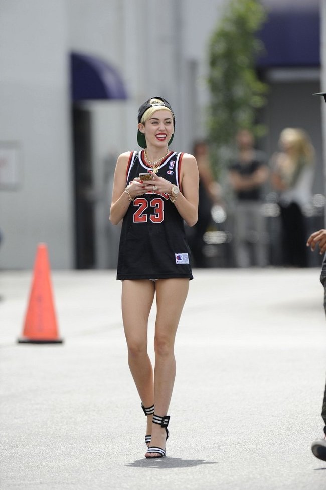 Увеличить фото miley-cyrus-at-the-centerstaging-studios-in-la--03_Starbeat.ru В форме и в настроении: Майли Сайрус с друзьями около «CenterStaging Studios»: miley-cyrus-at-the-centerstaging-studios-in-la--03_Starbeat.ru