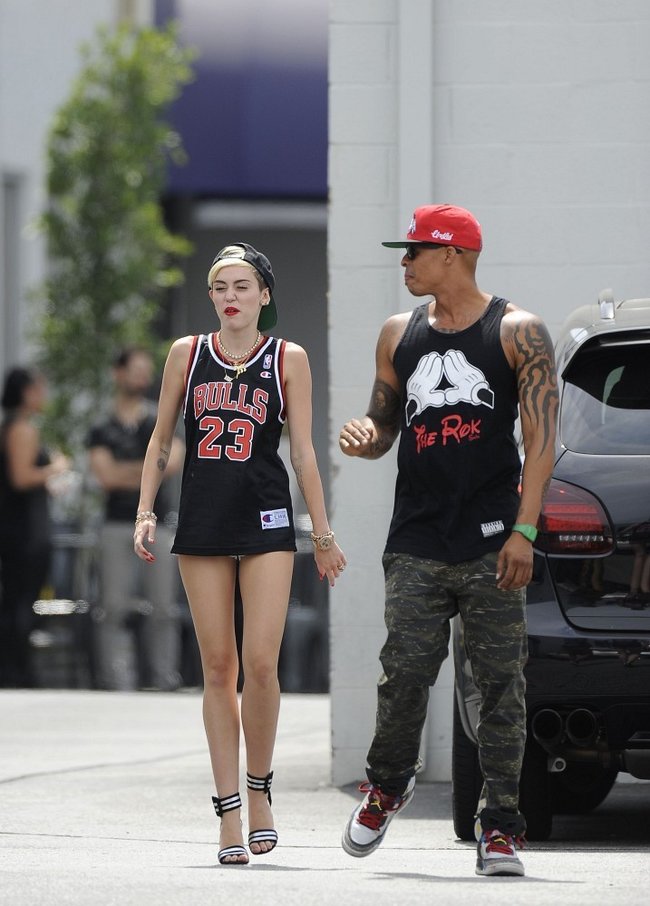 Увеличить фото miley-cyrus-at-the-centerstaging-studios-in-la--04_Starbeat.ru В форме и в настроении: Майли Сайрус с друзьями около «CenterStaging Studios»: miley-cyrus-at-the-centerstaging-studios-in-la--04_Starbeat.ru