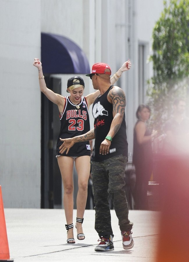 Увеличить фото miley-cyrus-at-the-centerstaging-studios-in-la--05_Starbeat.ru В форме и в настроении: Майли Сайрус с друзьями около «CenterStaging Studios»: miley-cyrus-at-the-centerstaging-studios-in-la--05_Starbeat.ru