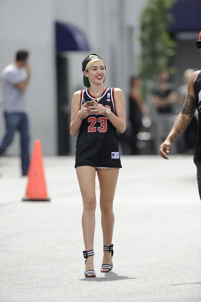 Увеличить фото miley-cyrus-at-the-centerstaging-studios-in-la--06_Starbeat.ru В форме и в настроении: Майли Сайрус с друзьями около «CenterStaging Studios»: miley-cyrus-at-the-centerstaging-studios-in-la--06_Starbeat.ru