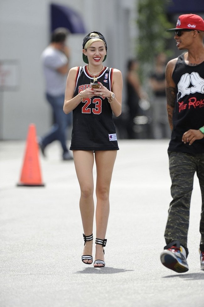 Увеличить фото miley-cyrus-at-the-centerstaging-studios-in-la--08_Starbeat.ru В форме и в настроении: Майли Сайрус с друзьями около «CenterStaging Studios»: miley-cyrus-at-the-centerstaging-studios-in-la--08_Starbeat.ru