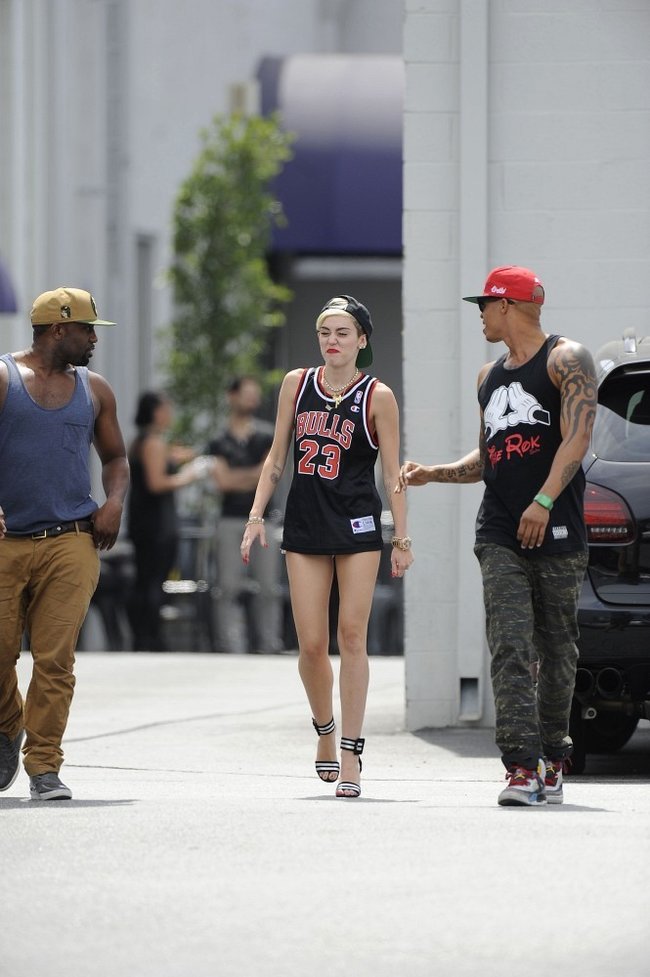 Увеличить фото miley-cyrus-at-the-centerstaging-studios-in-la--09_Starbeat.ru В форме и в настроении: Майли Сайрус с друзьями около «CenterStaging Studios»: miley-cyrus-at-the-centerstaging-studios-in-la--09_Starbeat.ru