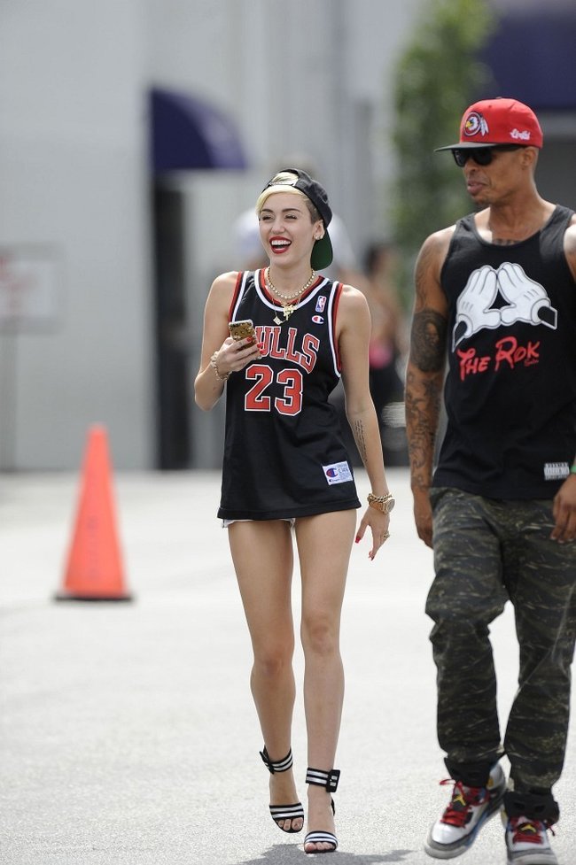 Увеличить фото miley-cyrus-at-the-centerstaging-studios-in-la--10_Starbeat.ru В форме и в настроении: Майли Сайрус с друзьями около «CenterStaging Studios»: miley-cyrus-at-the-centerstaging-studios-in-la--10_Starbeat.ru