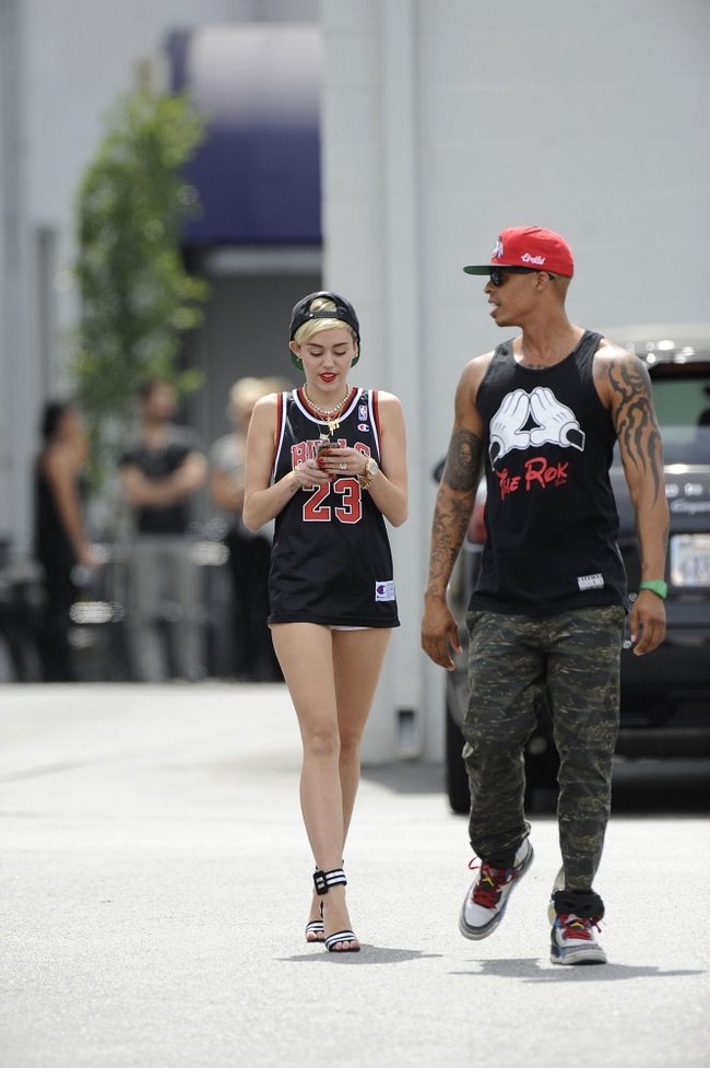 Увеличить фото miley-cyrus-at-the-centerstaging-studios-in-la--11_Starbeat.ru В форме и в настроении: Майли Сайрус с друзьями около «CenterStaging Studios»: miley-cyrus-at-the-centerstaging-studios-in-la--11_Starbeat.ru