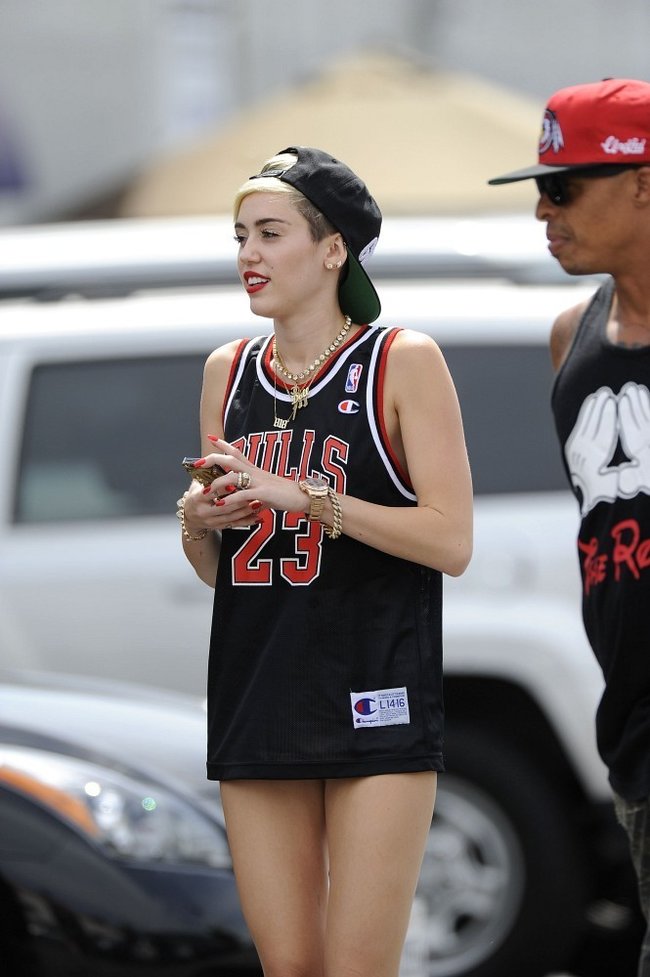 Увеличить фото miley-cyrus-at-the-centerstaging-studios-in-la--12_Starbeat.ru В форме и в настроении: Майли Сайрус с друзьями около «CenterStaging Studios»: miley-cyrus-at-the-centerstaging-studios-in-la--12_Starbeat.ru