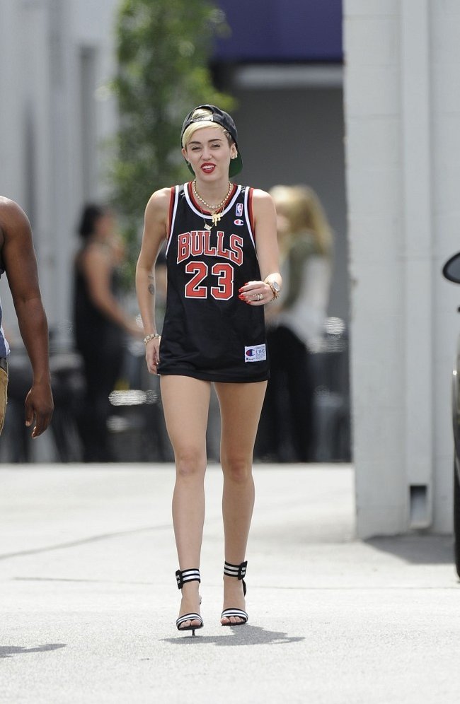 Увеличить фото miley-cyrus-at-the-centerstaging-studios-in-la--13_Starbeat.ru В форме и в настроении: Майли Сайрус с друзьями около «CenterStaging Studios»: miley-cyrus-at-the-centerstaging-studios-in-la--13_Starbeat.ru