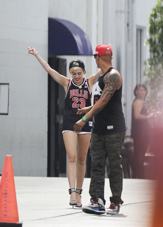 Увеличить фото miley-cyrus-at-the-centerstaging-studios-in-la--14_Starbeat.ru В форме и в настроении: Майли Сайрус с друзьями около «CenterStaging Studios»: miley-cyrus-at-the-centerstaging-studios-in-la--14_Starbeat.ru