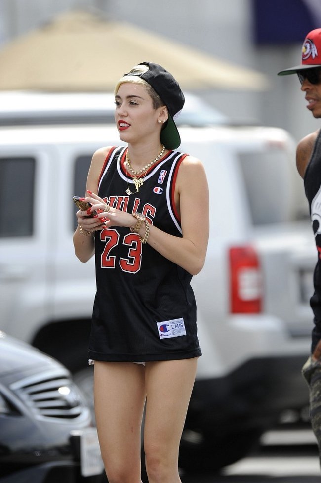 Увеличить фото miley-cyrus-at-the-centerstaging-studios-in-la--15_Starbeat.ru В форме и в настроении: Майли Сайрус с друзьями около «CenterStaging Studios»: miley-cyrus-at-the-centerstaging-studios-in-la--15_Starbeat.ru
